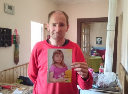 ÍGY lett egy ámokfutó áldozata a 8 éves Adrika! Ön milyen büntetést adna egy ilyen kegyetlenségért? Nyugodj Békében te kis ártatlan angyalka! - Kérjük egy szívecskével és egy megosztással segítsetek a hitet tartani az édesapában!