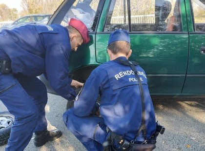 Ma defektet kaptunk, ekkor megjelent 2 rendőr és bebizonyították, hogy miért választották ezt a hivatást