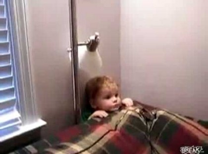 A kisfiú betegen fekszik a kanapén. Amikor az anyukája bemegy a nappaliba, nem hisz a szemének