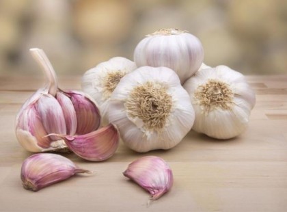 Szórj zú­zott fok­hagy­ma­ge­rez­det a ker­tedbe – el­ámulsz a ha­tás­tól!