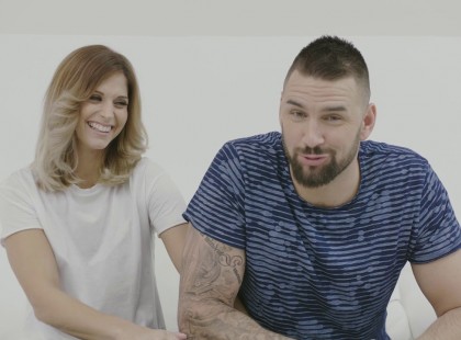 Angyali fotó babáról és az anyukáról :Egy ölelés (...) sokkal többet jelent két test érintkezésénél. Egy ölelés azt jelenti: nem vagy fenyegető, nem félek ennyire közel kerülni hozzád, el tudok lazulni, otthon érzem magam, védett helyen, ahol megértenek. A hagyomány szerint valahányszor szívből átölelünk valakit, egy nappal meghosszabbodik az életünk. Paulo Coelho