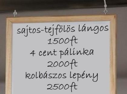 Karácsonyi vásáron voltunk, és megéheztünk, de ahogy megláttuk az árakat, elment az étvágyunk.