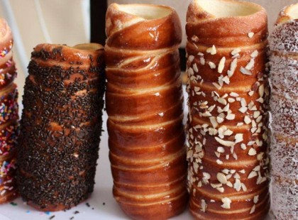 Budapesti karácsonyi vásáron ettünk tegnap, és ennyibe került ez a kis kürtös kalács. Azt hittem, hogy álmodok!