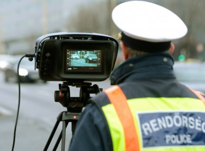 Mostantól tilos lesz villantani a szembejövőnek ha traffipaxot látsz!? – így szívatnak a rendőrök