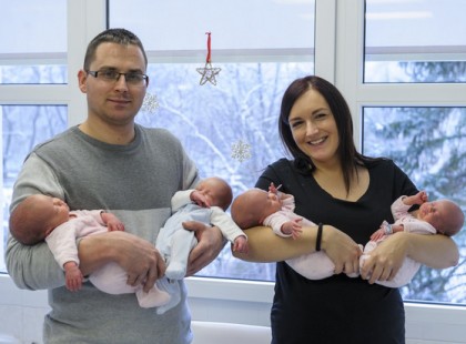 2 évesek lettek a debreceni négyes ikrek! Csodás fotót láthatunk a születésnapjukról, megtekintvén azt köszöntsük őket szép szavakkal!