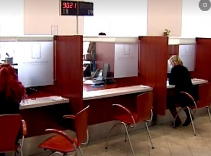 Alávaló megszorítás: e-mailben rúgja ki a kormányzat a köztisztviselőket