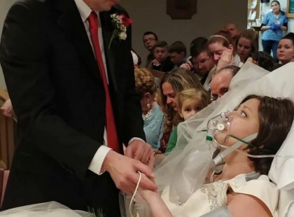 Egy nő, aki rákban szenvedett, a kórházban ment férjhez – 18 órával később amint a férje a szemébe nézett, érezte, hogy lába elhagyja a földet…