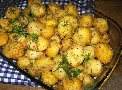 Fokhagymás, zsemlemorzsás burgonya sütőben sütve! Villámgyors, egyszerű és nagyon fincsi!