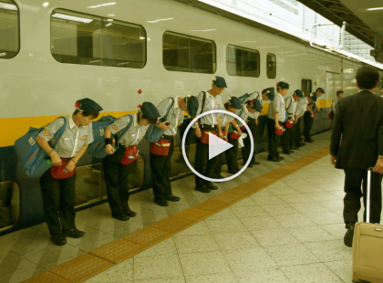 Nem is gondoltam volna, hogy így takarítják Japánban a gyorsvonatokat! Ez elképesztő!