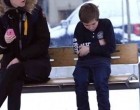 Buszmegállóban kabát nélkül fagyoskodó kisfiú, és az emberi reakciók. “A hét videója”