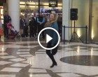 A lány kiállt a repülőtér közepére és elkezdett egy szép táncot járni, de ez csak a kezdet volt!