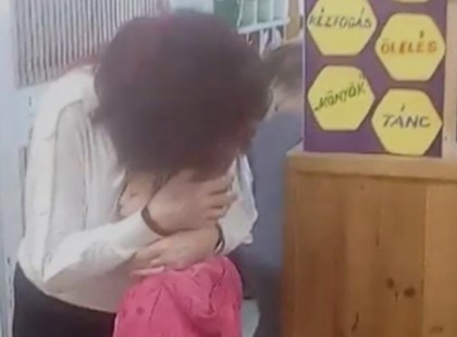 Ebben a somogyi iskolában is bevezették az ölelgetős köszöntést – videó