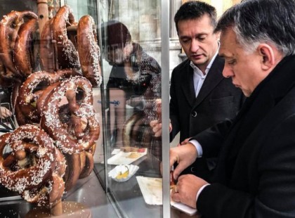 Miközben az emberek tüntetnek, a miniszter jóízűen falatozott Bécsbe a Karácsonyi vásárban, Rogán Antallal