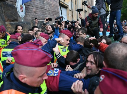 BOTRÁNY! Kitálalt a tegnapi Kossuth téri tüntetésre kivezényelt rendőr! Gyomorforgató amiket elárult: 