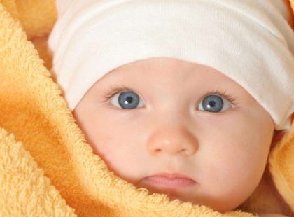 Borzalmas tragédia! Bevitték a kislányukat a kórházba, de már csak az üres hordozót és a kis plédjét tudták hazahozni, majd eltemetni. Íme a magyar valóság..