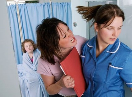 Egy nagymama megütötte, majd unokájával együtt életveszélyesen megfenyegettek egy nővért Miskolcon.