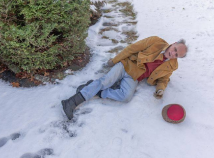Reggel ahogy kinéztem az ablakon ez az idős bácsi feküdt a hóban könnyes szemekkel. Kifutottam, majd EZT mondta..