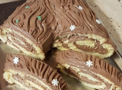 Csokoládés fatörzs, egy bámulatos finomság, ami az ünnepek hatalmas kedvence!Itt a receptje: