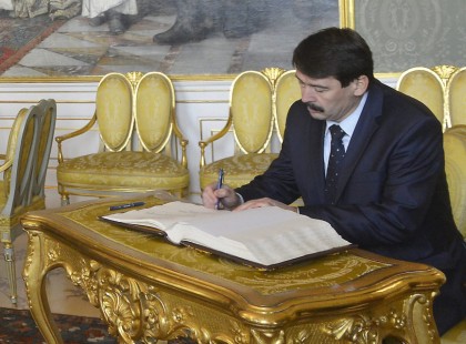 Áder János aláírta a túlóratörvényt. A tömeg már szervezi a giga tüntetést