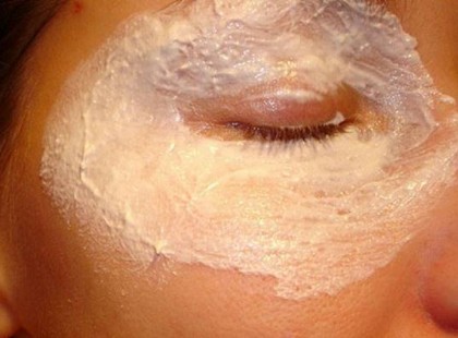 Kend körbe a szemed ezzel a kencével és kisimulnak még a mély ráncaid is!