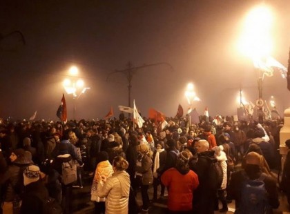 MOST ÉRKEZETT: A TÜNTETŐK ELFOGLALJÁK A LÁNCHÍDAT IS! – ÉLŐBEN!