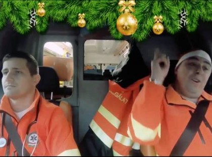 A magyar mentősök karácsonyi videóján pusztul a világ!