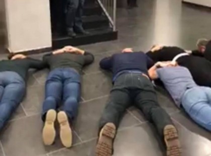 ÉLŐ: Tüntetnek az MTVA székháznál