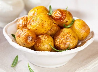 Sütőzacskóba teszi a krumplit, majd elkészíti a köretek nagy királyát!