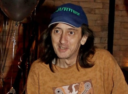 Kártyavárként omlik egyre össze Ambru Zoli élete. Már lakása sincs, egy barátjánál húzza meg magát