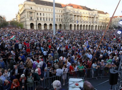 Országos útlezárást ígérnek hétfőre a rabszolgatörvény ellen tüntető szakszervezetek