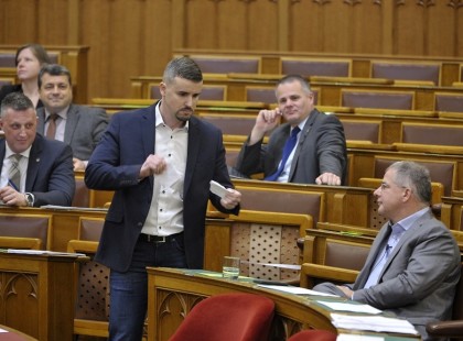 Széttépte a rabszolgatörvényt az országgyűlési képviselő! - videó