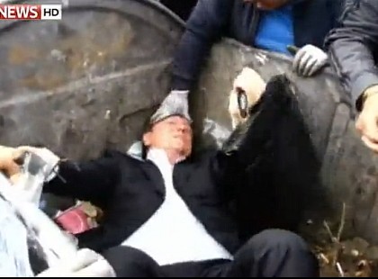 A tüntetők kidobták a politikust a kukába. Videó a példátlan esetről