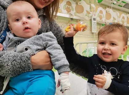 Majdnem halálrafagytak! A kórház előtt hagyta két gyermekét az anya