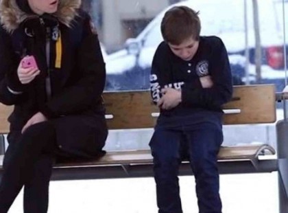Buszmegállóban kabát nélkül fagyoskodó kisfiú, és az emberi reakciók. “A hét videója”