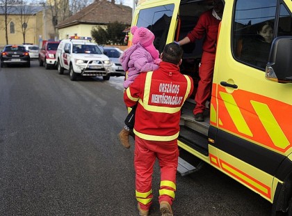Tegnap a fiammal voltam bevásárolni, aki mentősként dolgozik. Amikor meglátta a kasszás, így szólt: 