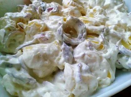 Krumplisaláta hagymával, majonézzel