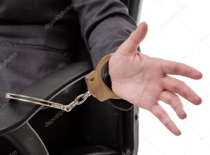 Bilincsben vitték el a volt Fideszes országgyűlési képviselőt, az encsi hivatal vezetőjét