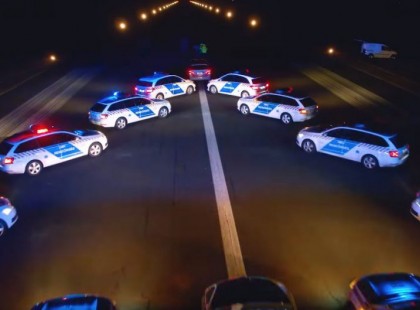 Mert a Magyar rendőrök is emberek! Gratulálok a videóhoz, több ilyenre lenne szükség!