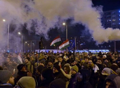 ÉLŐ: Visszaindult a tömeg a Kossuth térre