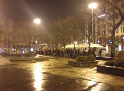 Reggel fél hétkor már kígyózott a sor az ingyen ételosztás miatt a blaha lujza téren