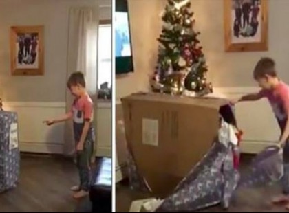 Egyetlen ajándékot kért karácsonyra a kisfiú. Te vissza tudod tartani a könnyeid a reakciója láttán, amikor kibontja?