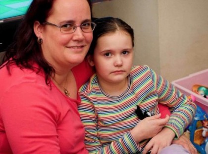 Negyedik gyerekét temet el a nő, mosolyogva. Már készíttetik a koporsóját