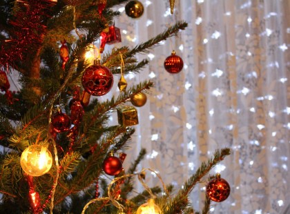 Ablakon repült ki a karácsonyfa és még egy ajtót is utána dobtak karácsony első napján