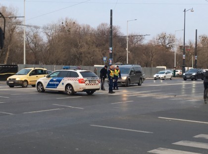 Amit ez a két rendőr tett a zebrán az idős bácsival, az egészen elképesztő