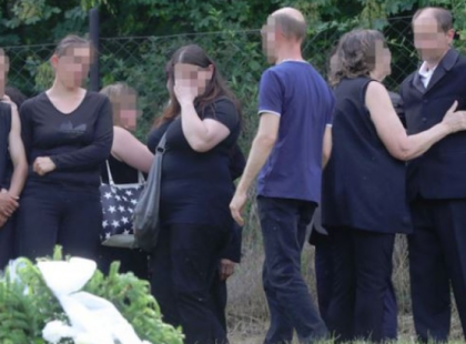 Földi pokol: A meggyilkolt sólyi kislány, Adrienn családja a temetőben állított fát - 