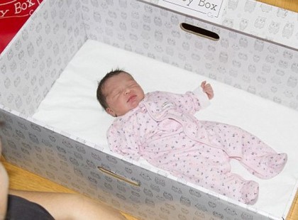 Éhen halt az apjára bízott 2 éves kislány