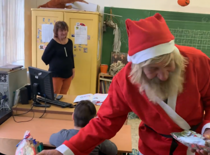 Több mint félmilliót költött el a hajléktalan magyarországi Mikulás a gyerekekre – Hihetetlen történet