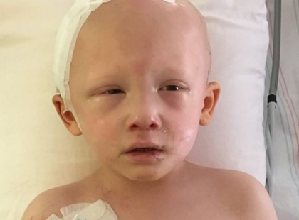 Mielőtt meghalt a kisfiú kinyitotta szemét és ezt a három szót suttogta... nem lehet kibírni könnyek nélkül! Isten nyugosztalja drága lelkét! ❤