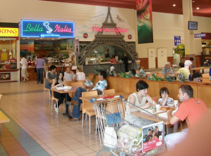 Ma a Tesco étkezdéjében egy fiatal hajléktalan férfi állt, 1000 Ft-ot szorongatva a kezében és érdeklődött, hogy mit vehetne belőle. Szégyen, amit az eladó ekkor tett...