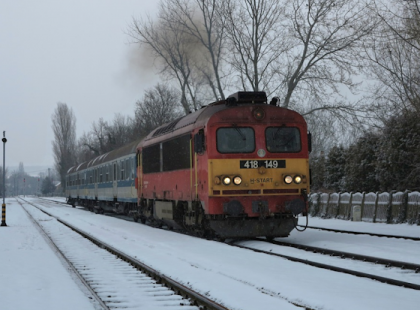 Tegnap hazafele a vonaton egy fülkében utaztam egy 83 éves bácsival, amikor hirtelen a fülkénkbe bejött két fiú és beleharapott a bácsi szendvicsébe, majd...